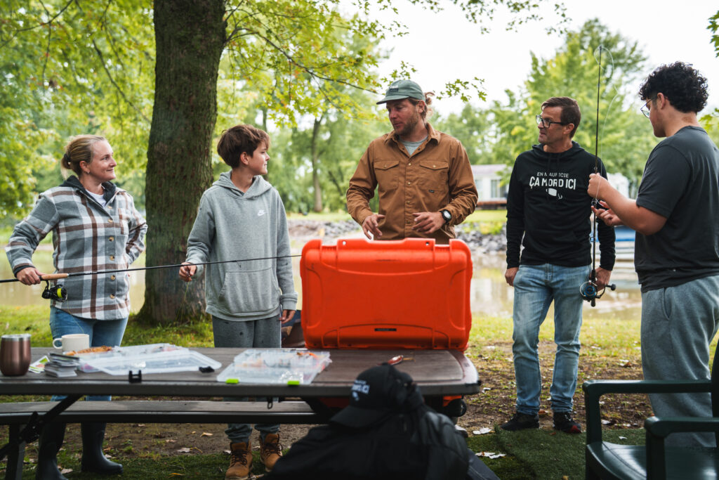 Alexis Pageau qui donne des cours de pêche à des participants.