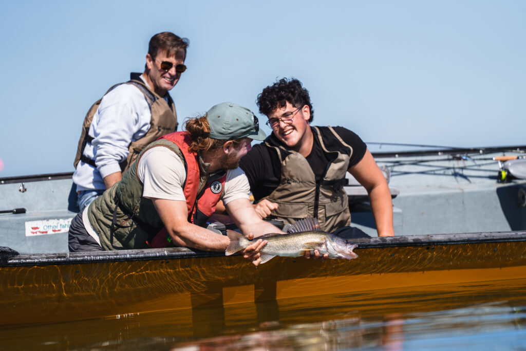 Des pêcheurs heureux d'avoir pêché un doré.