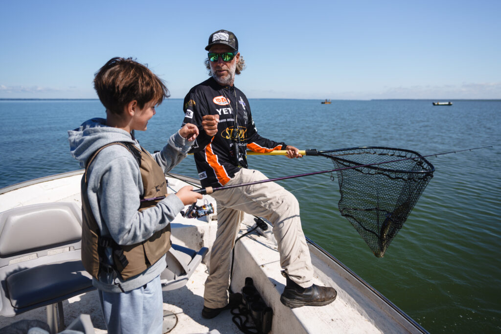 Un guide de pêche avec son apprenti